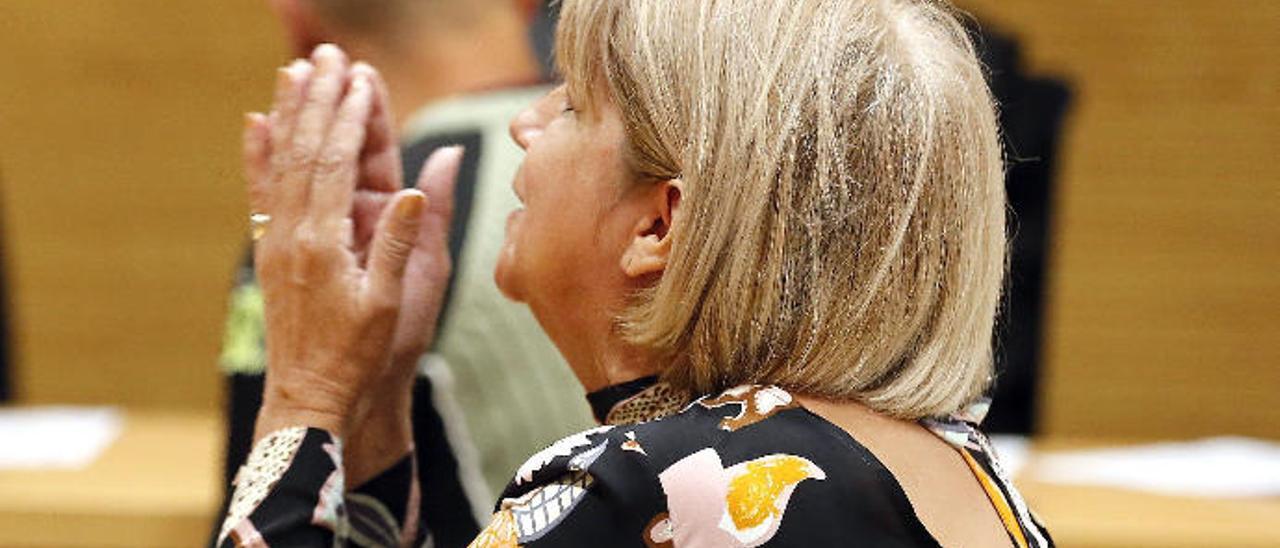 Isabel Olivera, madre de Lorena Mazzeo, entre sollozos durante el juicio.