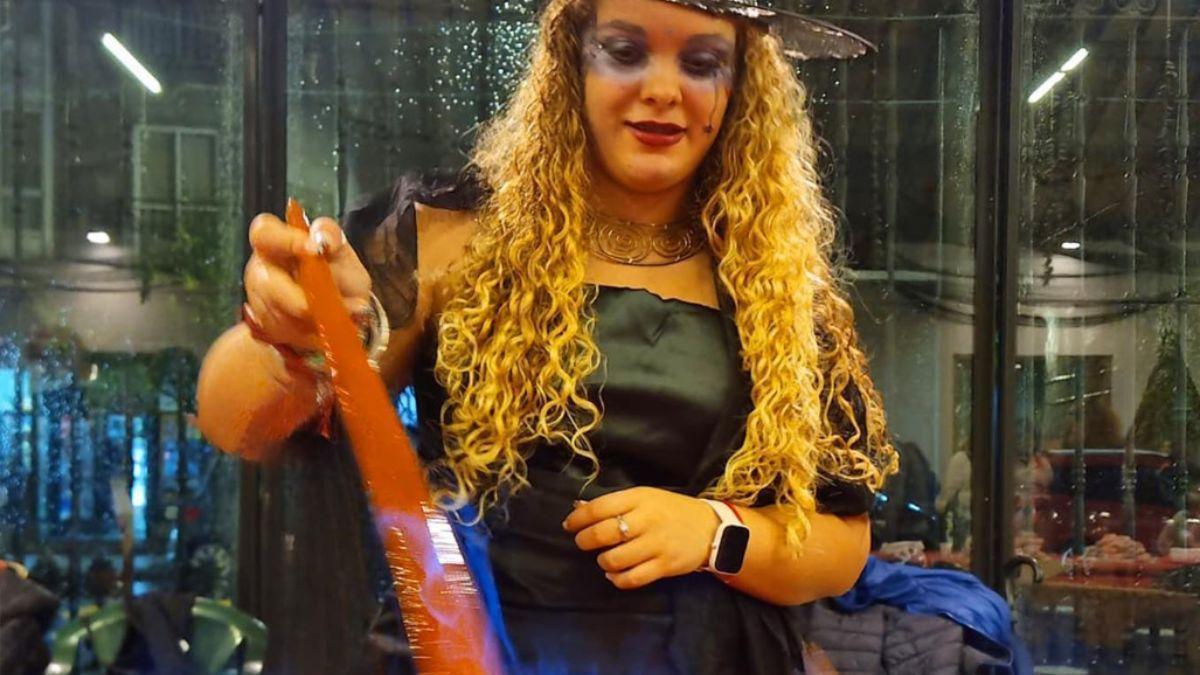 Una 'meiga' prepara una queimada en esta fiesta gallega.