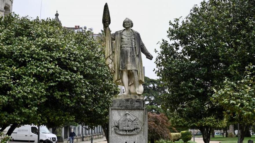 La estatua de Colón, ubicada en los jardines de Vincenti.   | // RAFA VÁZQUEZ