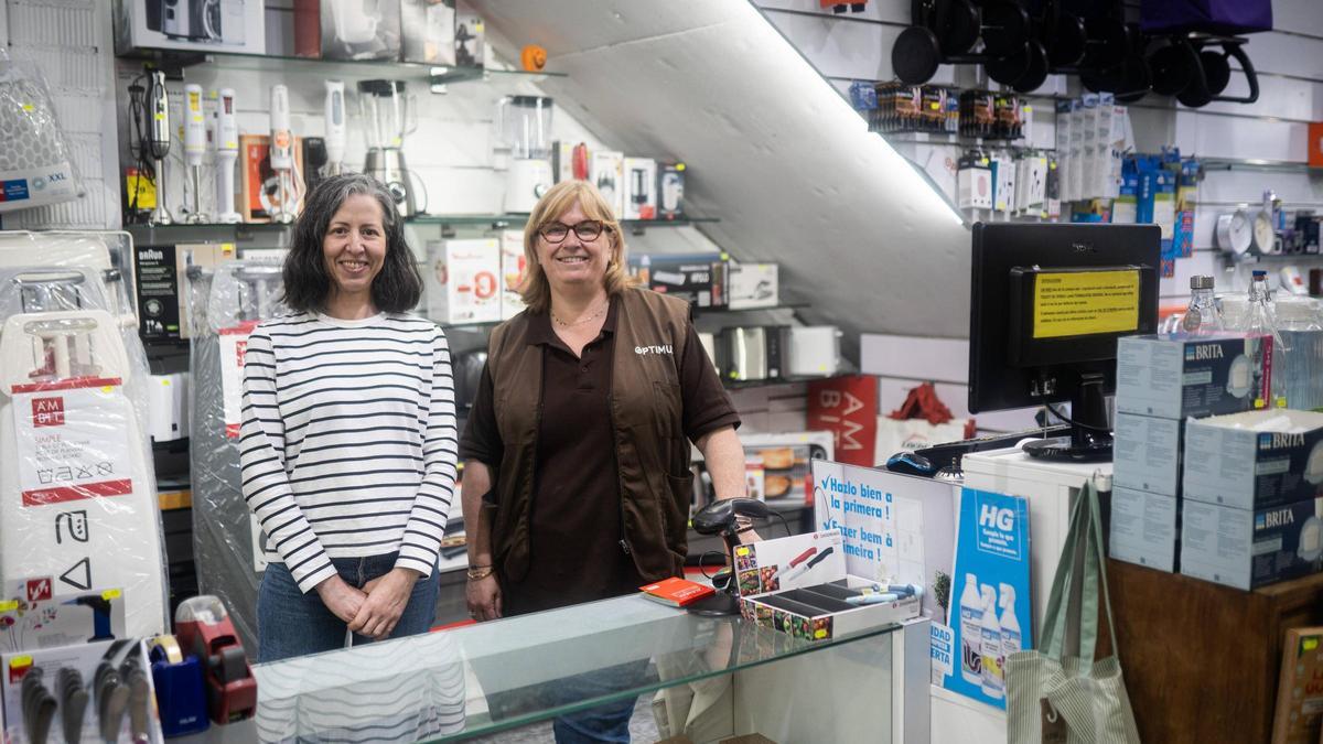 Dependientas de una ferretería en la calle Francesc Layret de Badalona, que será peatonalizada