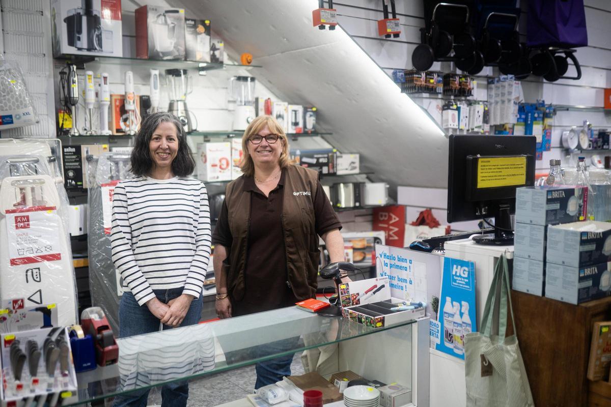 Dependientas de una ferretería en la calle Francesc Layret de Badalona, que será peatonalizada