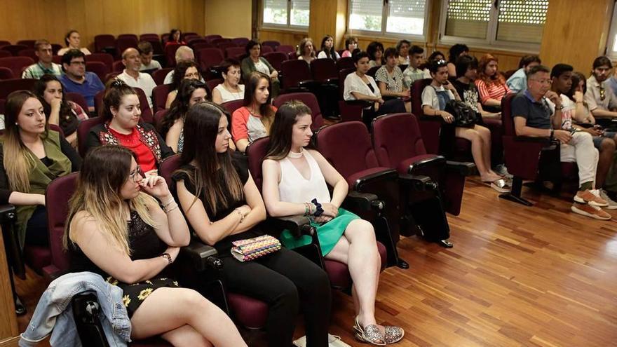 Los estudiantes, ayer, en el salón de actos del IES N.º 1.