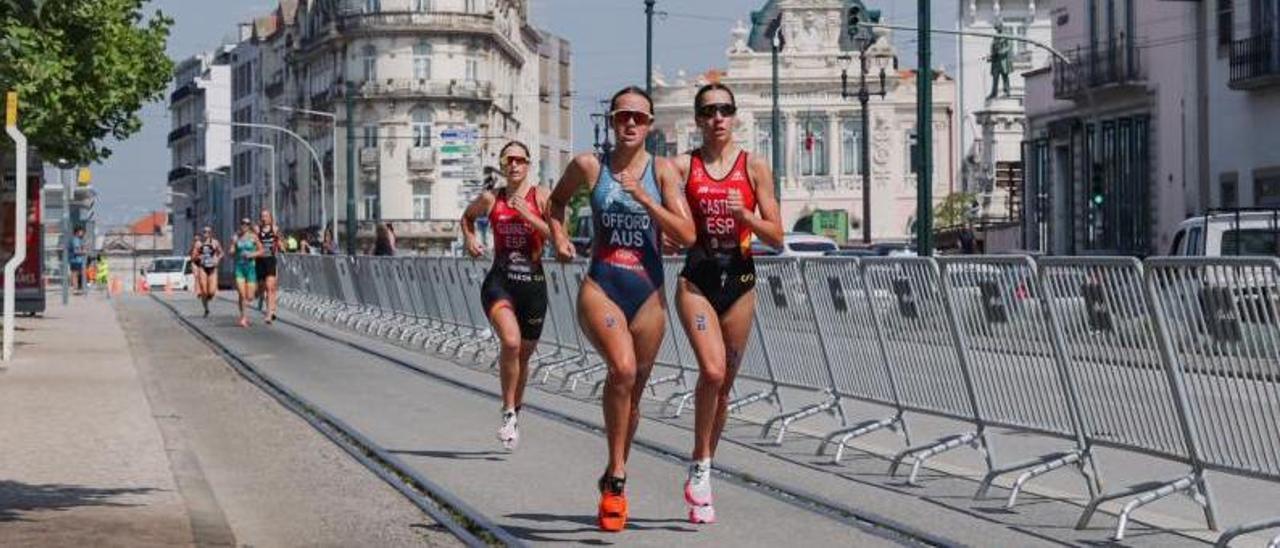 Natalia Castro, a la derecha de la imagen, durante el tramo de carrera a pie en Coimbra. |  // FDV