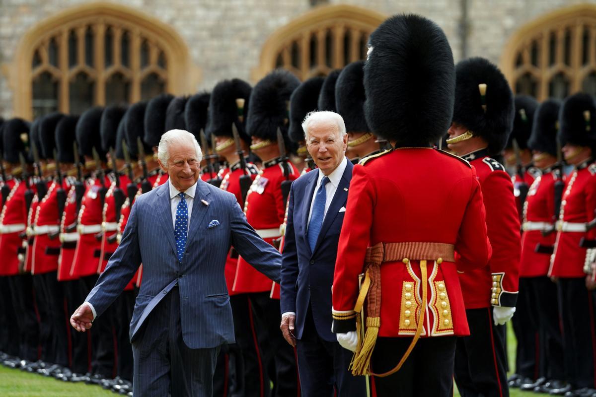 El presidente de los Estados Unidos, Joe Biden, es recibido por el rey Carlos III de Gran Bretaña durante una ceremonia de bienvenida en el Castillo de Windsor