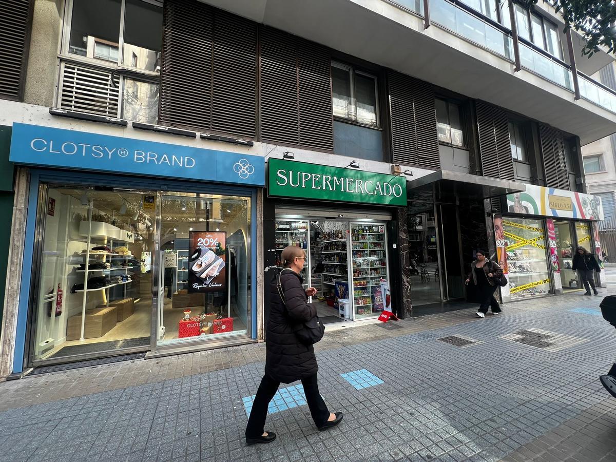 Entre tiendas de moda y frente a las joyerías, un letrero que anuncia un 'Supermercado'