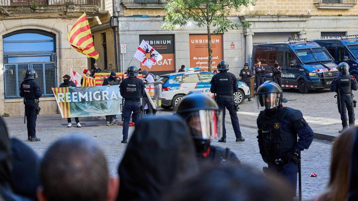 Un cordó policial ha mantingut separat els dos grups a la plaça del Vi de Girona.