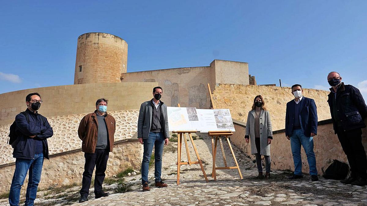 El alcalde, los ediles de Urbanismo y Patrimonio y los técnicos municipales presentando el plan.