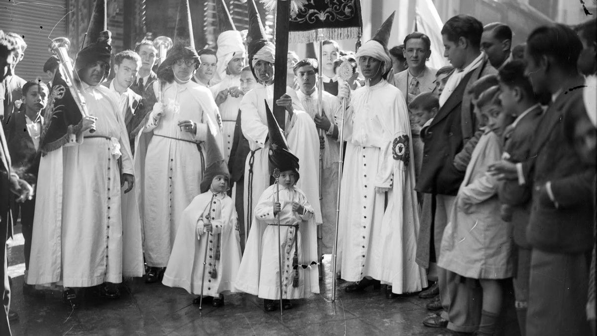 Nazarenos de los Gitanos en los años treinta.