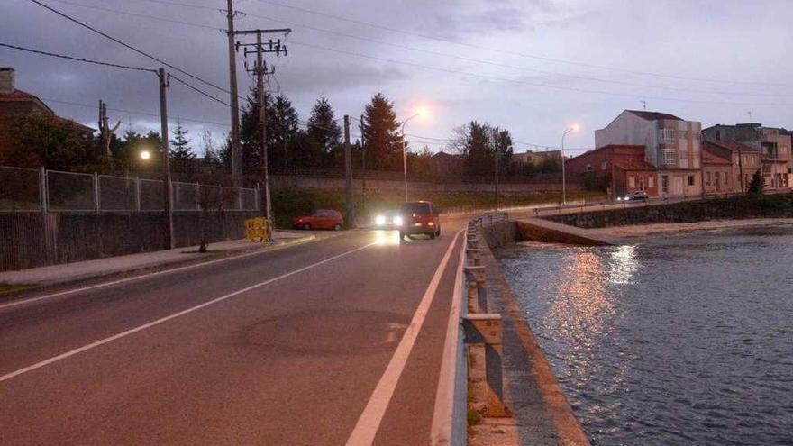 Un tramo de la controvertida carretera de Vilaxoán por orillamar. // Noé Parga