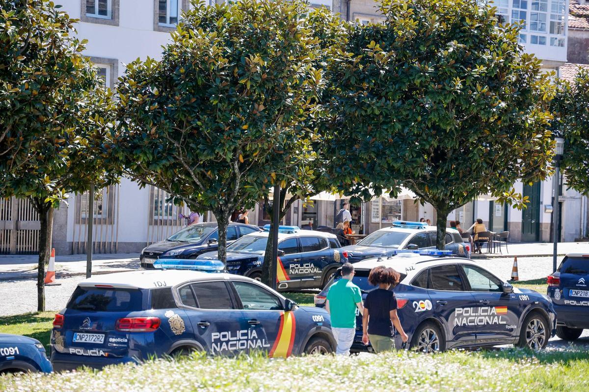 Coches de la Policía Nacional estacionados frente a la comisaría de Santiago