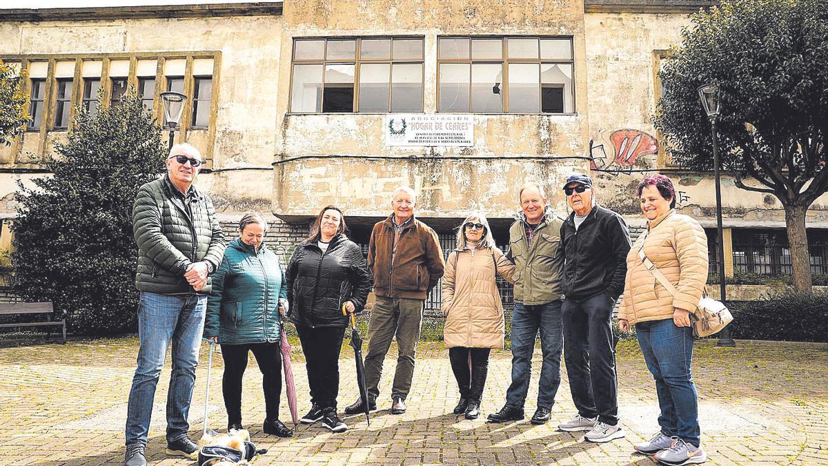 Rubén Gil, Josefina Alonso con «Guay», Patricia Canteli, Pepe Tuero, Cati Álvarez, Roberto González, Ismael Álvarez y Felicidad Álvarez, de «Esto ye Ciares», ayer, frente al Hogar de Ceares.