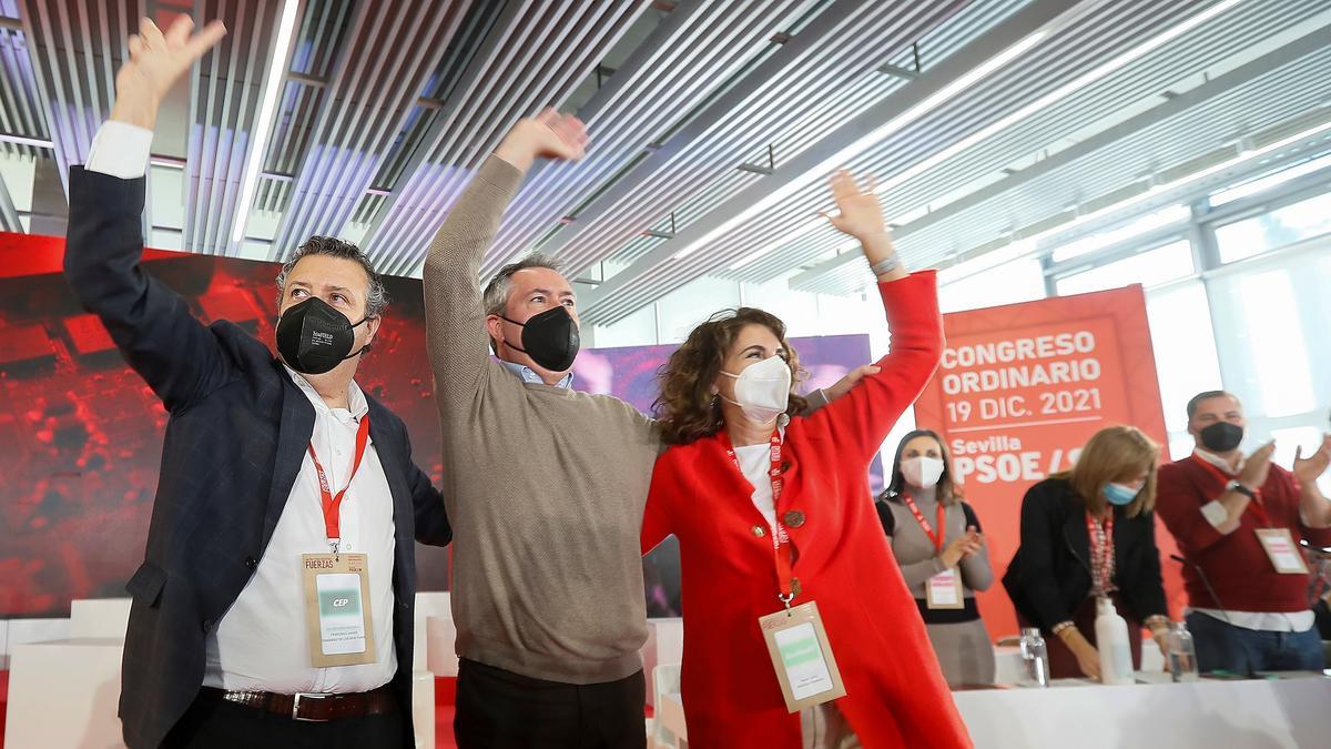 Juan Espadas (c) y María Jesús Montero (d) junto al secretario general del PSOE de Sevilla, este domingo.