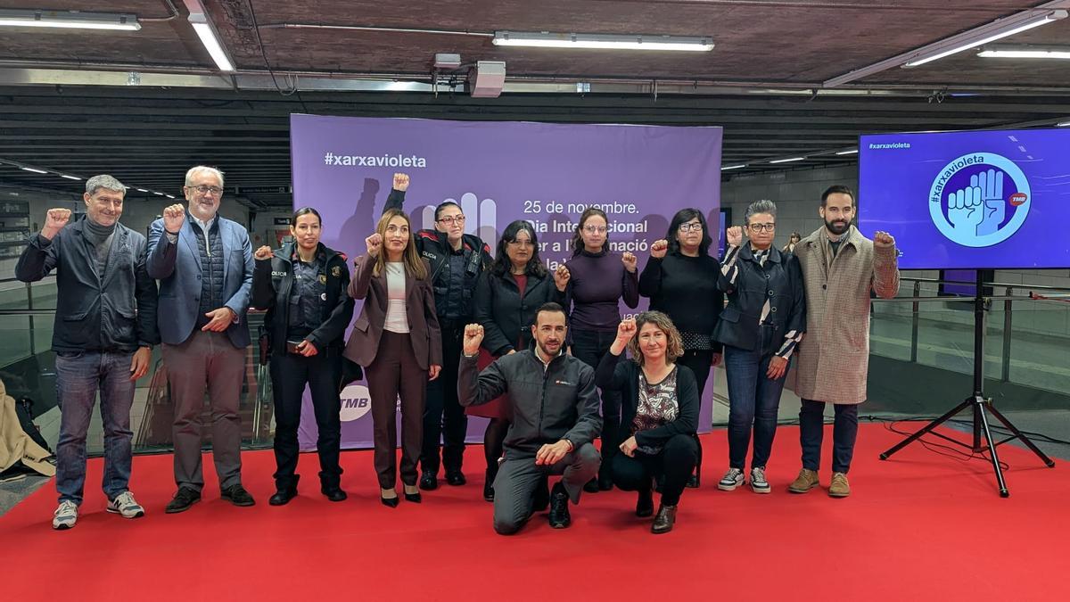 Presentación de la campaña para difundir la señal internacional de ayuda contra la violencia machista de TMB.
