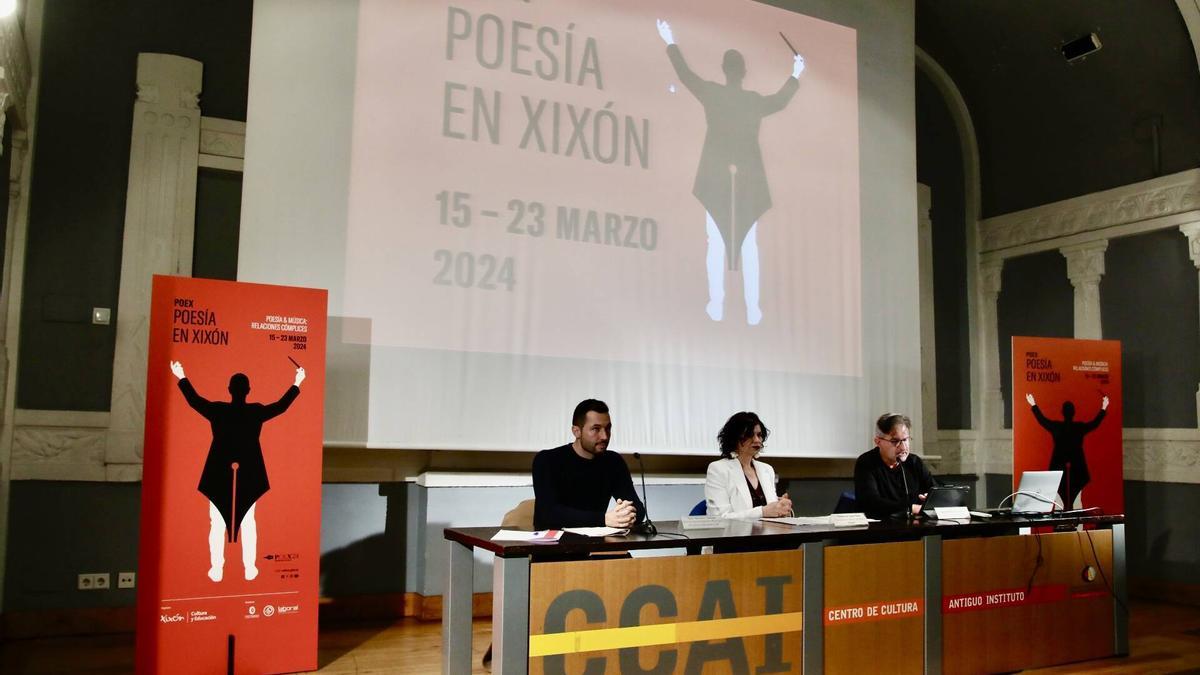 Por la izquierda, Aitor Martínez, Montserrat López y Jaime Priede, en el Antiguo Instituto, en la presentación del Pox