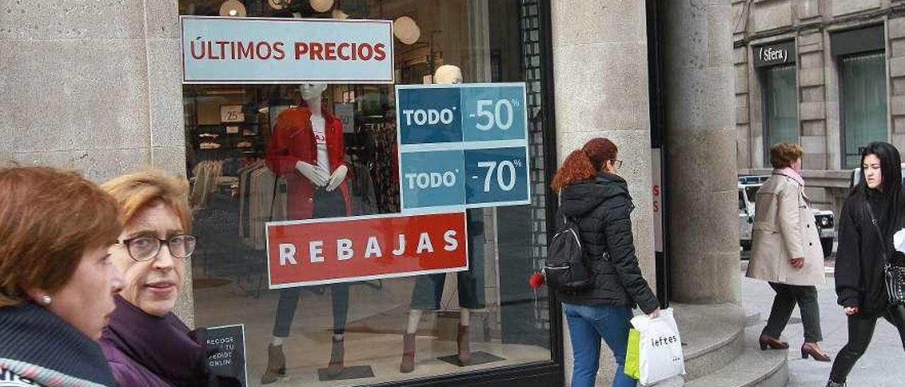 El cierre de la campaña de Navidad y rebajas aumenta el desempleo. // Iñaki Osorio