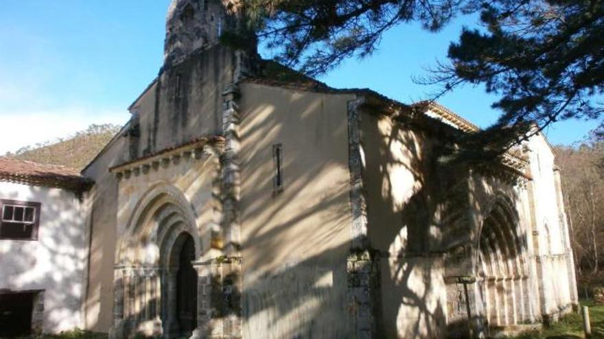 La iglesia del monasterio de San Antolín de Bedón, con parte de la fachada blanqueada para borrar las pintadas.