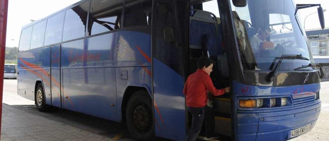 Una persona toma el autobús de la línea A Estrada-Santiago.// Bernabé/Javier Lalín