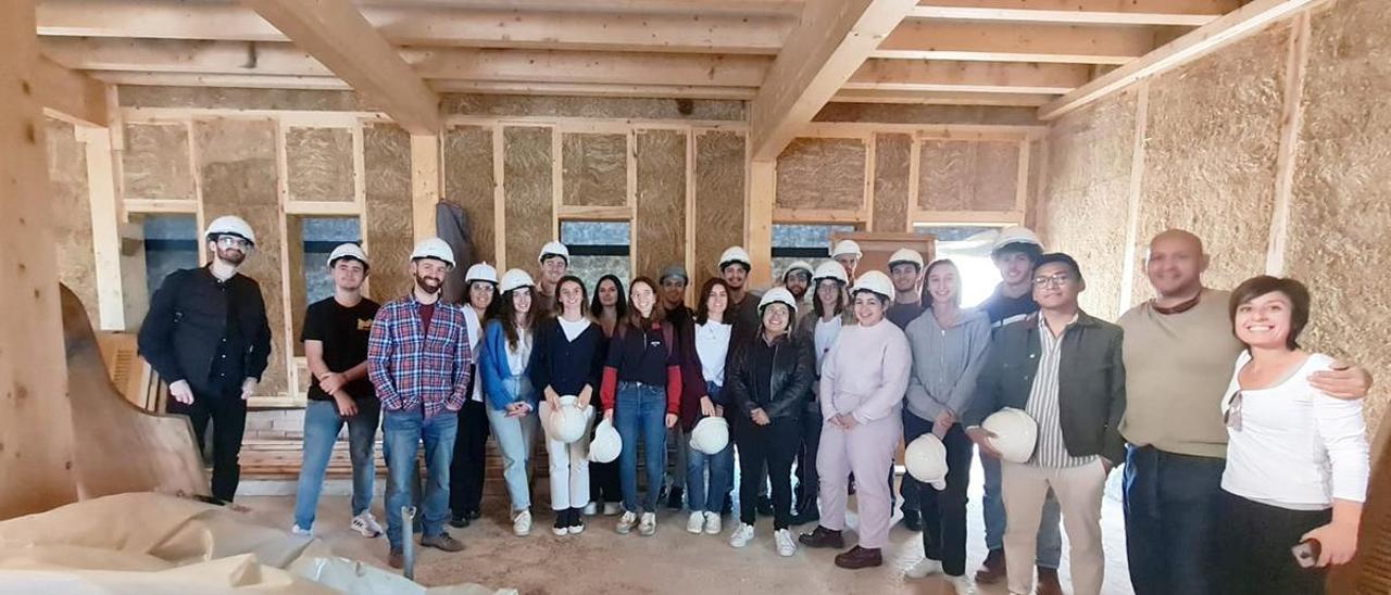 Alumnado de la cátedra Maderamen en su visita al hotel rural de la Vilavella.