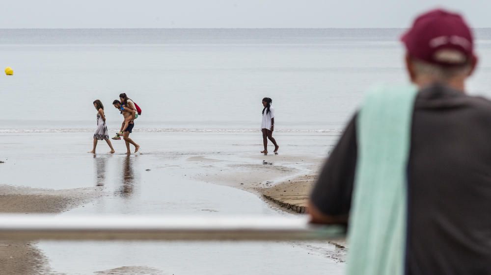 Las lluvias han partido en dos la playa de la Albufereta