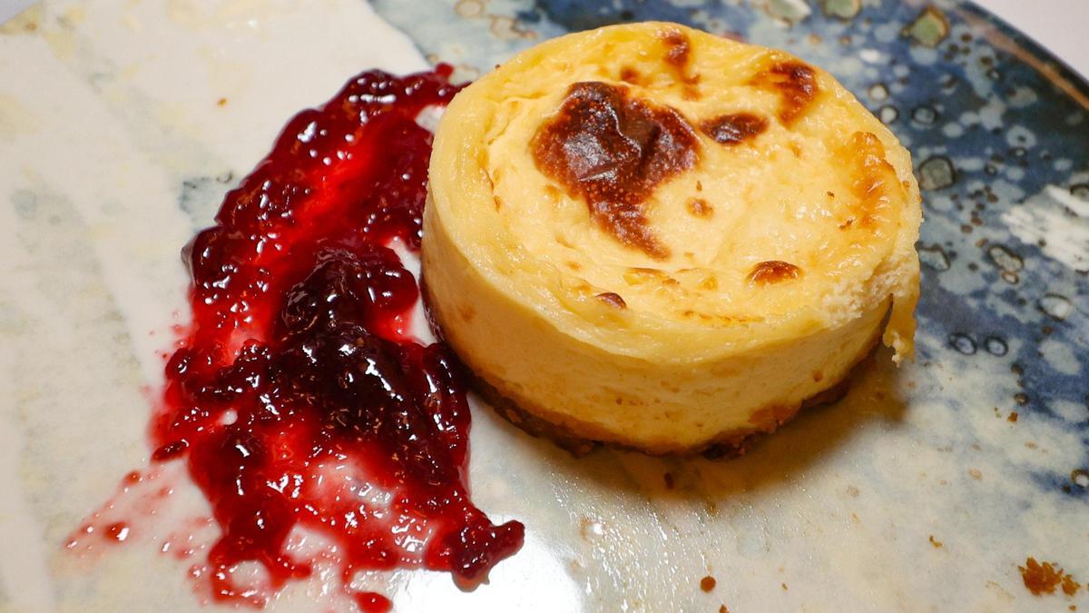 «Tarta de queso al horno con mermelada de cereza».