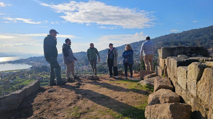 Responsables del gobierno de Moaña y comuneros en la visita de ayer a la Torre. | FdV