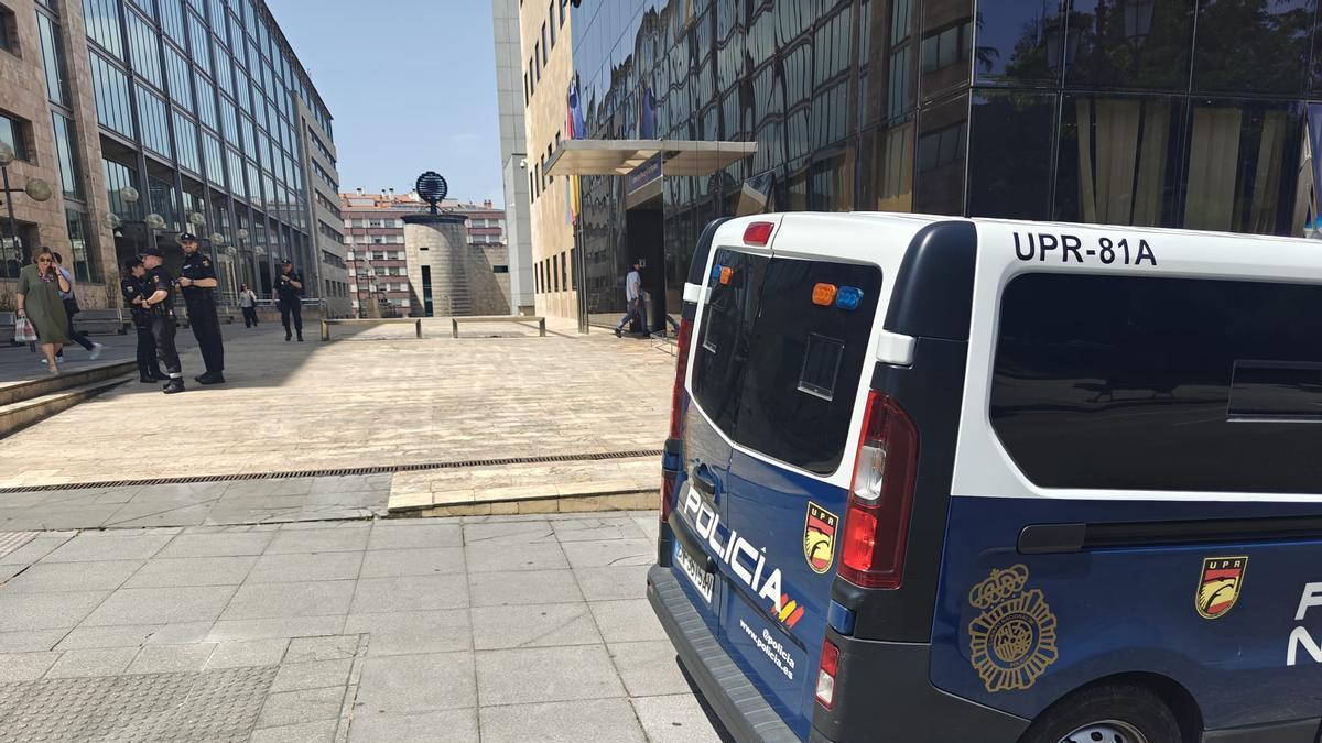 Agentes de la Policía Nacional, junto a la consejería de Servicios y Derechos Sociales.