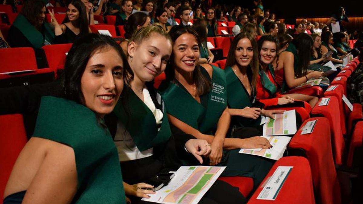 Alumnes durant la graduació amb la banda verda que duien