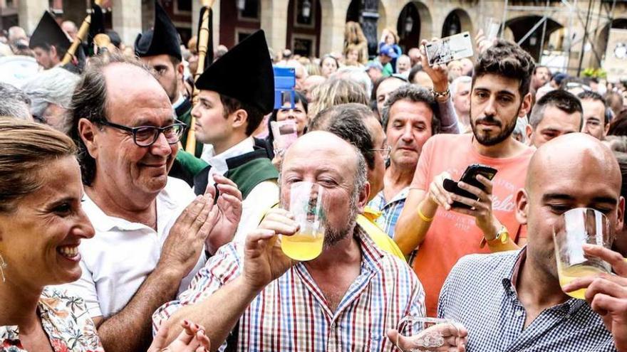 Andrés Canal, en el centro, bebe un culete de sidra.