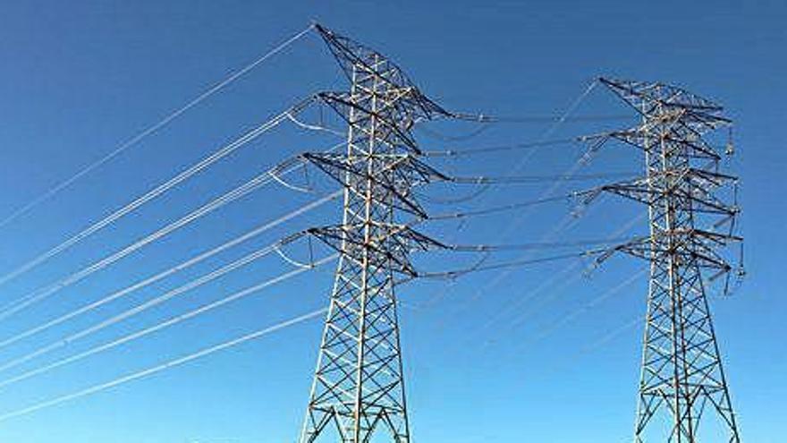 Torres elèctriques a la sortida de la subestació de La Farga que Red Eléctria té a Medinyà d&#039;on sortirà la nova línia de 220kV.