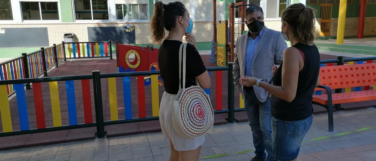 El alcalde de Villena, Fulgencio Cerdán, durante su visita a los centros educativos en el comienzo del curso.