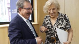 Rafael Mozo saluda a Manuela Carmena.