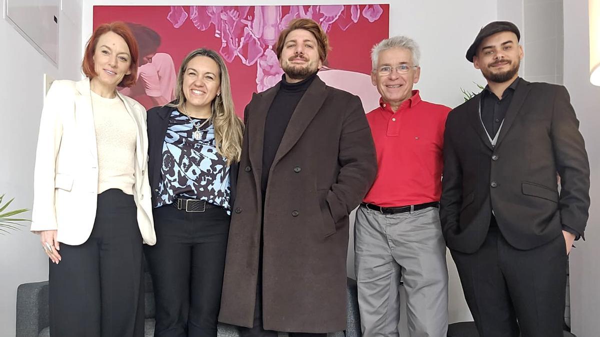El equipo fundador de la empresa Inam, con sede en Málaga. De izquierda a derecha: Vanya Maplestone, Afra Fernández Zuvich, Germán di Carlo, Arturo Bevilacqua y Gonzalo Bevilacqua.