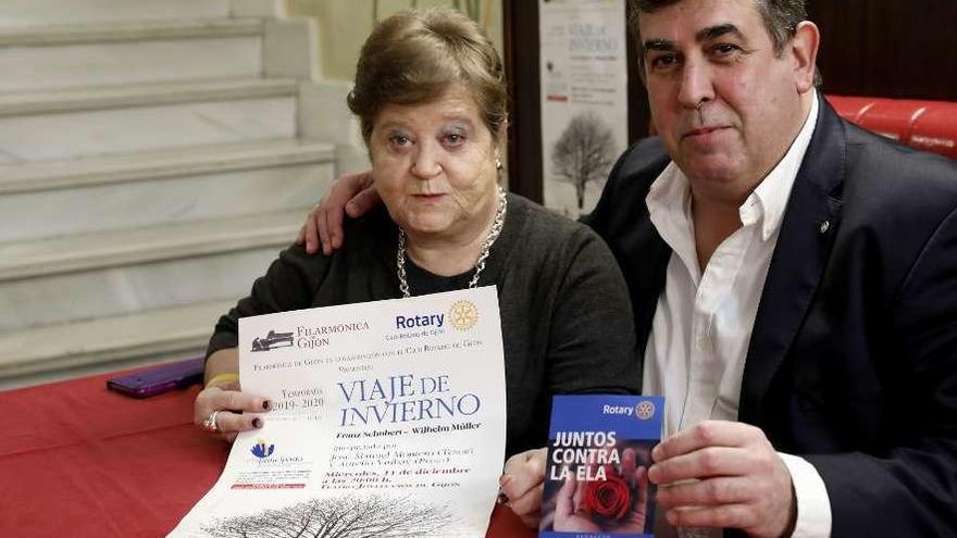 María José Álvarez, presidenta de ELA Principado, junto a Javier Argüelles, presidente del Club Rotary de Gijón, con el cartel que anuncia el concierto solidario.