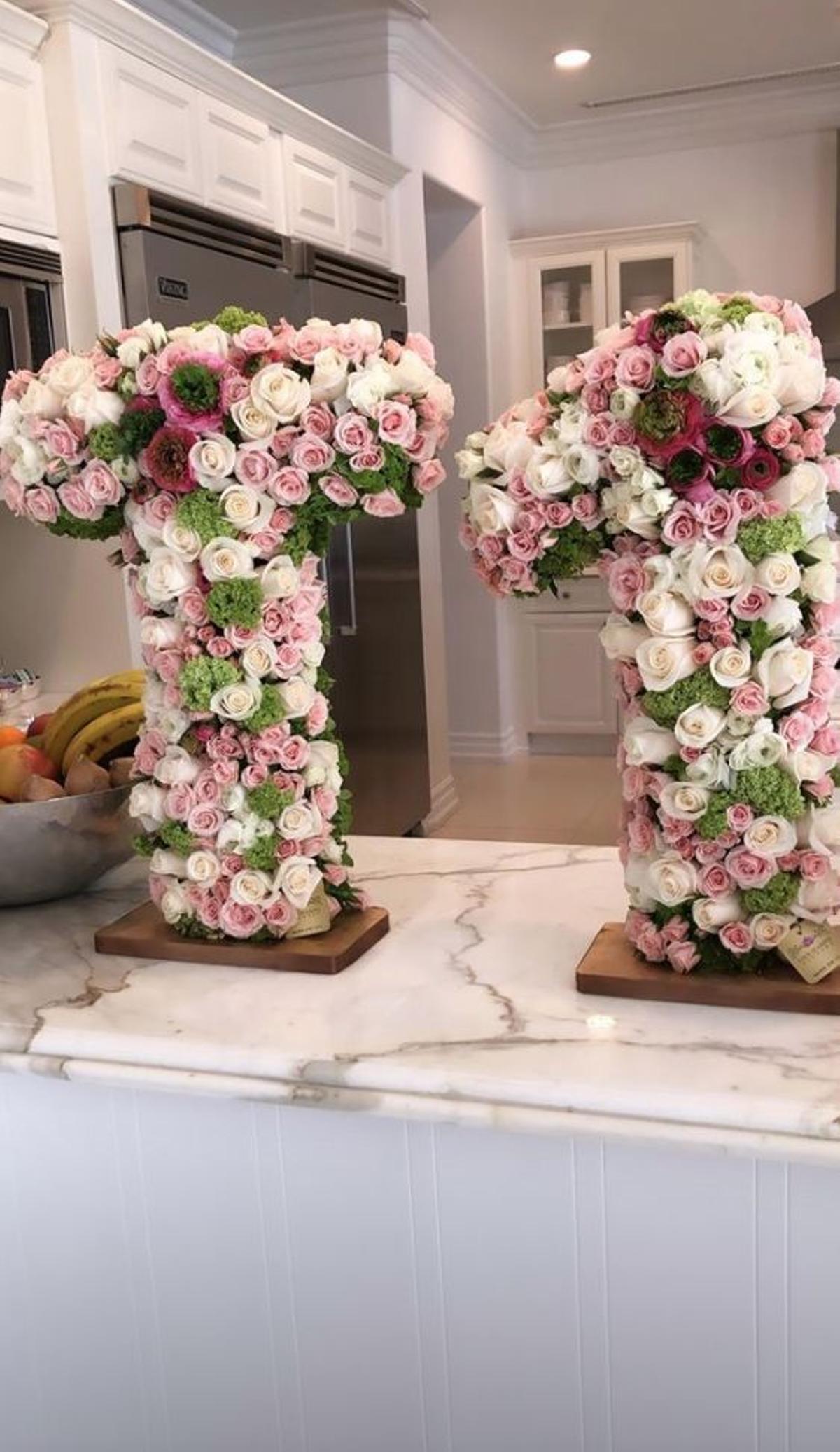Detalles florales de la fiesta de True, la hija de Khloé Kardashian