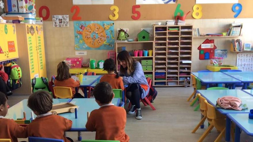 Cinco niños de sexto de Infantil y su profesora, Marta Rodilla, en un colegio de Vigo, ayer.