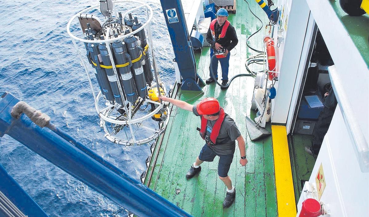 Toma de muestras de agua mediante una roseta oceanográfica.