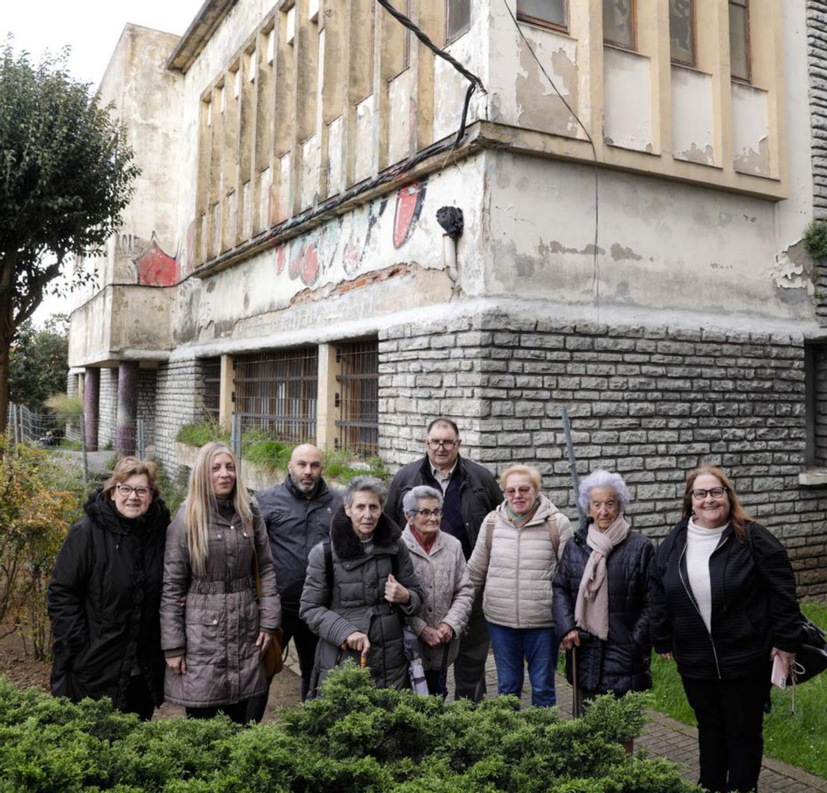 Ana Rosa Ordiz, Sonia Alonso, Iván Valdés, María Teresa Andreu, Milagros Redondo, Francisco Guerra, Remedios García, Mercedes Valverde y Pilar Ruiloba, de la asociación «La Cruz» de Ceares, junto al Hogar.