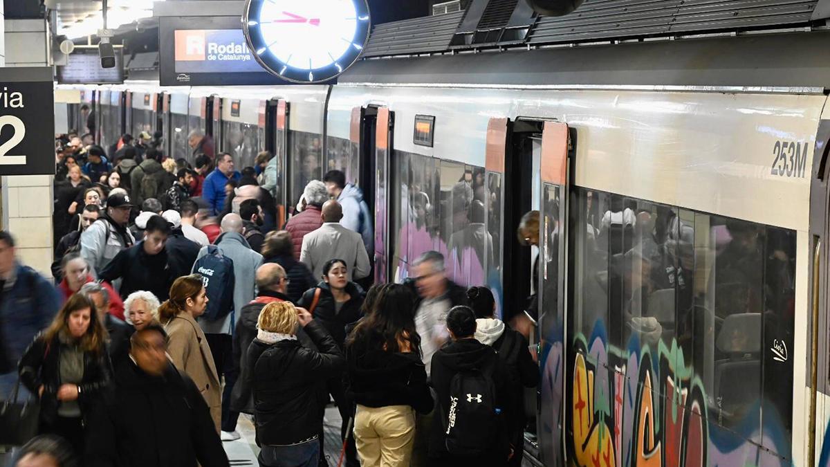 Viajeros de Rodalies en la estación de plaza de Catalunya