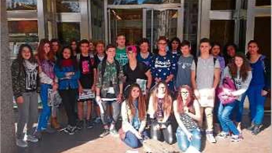 Escolars de Rosesvisiten les instal·lacions del Diari de Girona