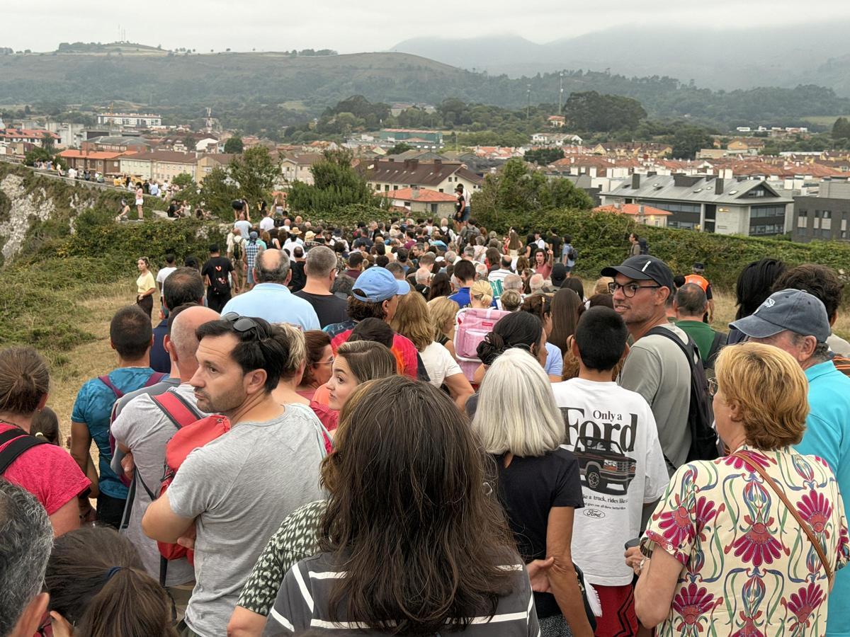 El atasco para salir de Punta Jarri hacia el paseo de San Pedro tras la fase de totalidad.