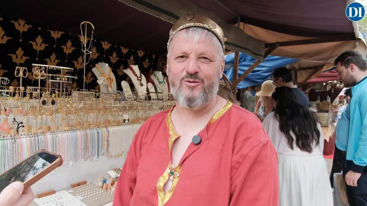 Eliseo, vendedor de bisutería en la Ibiza Medieval : “Es el primer año que venimos, tenemos las expectativas altas”