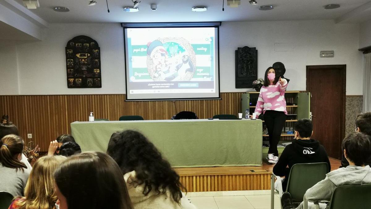 Ledicia Costas organizando un quiz cos alumnos de El Pilar na VII edición do proxecto.