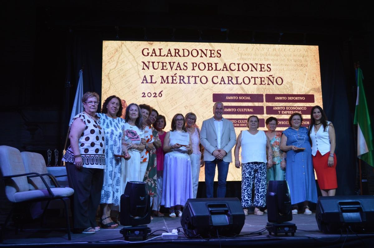 Galardón al Mérito Carloteño en el ámbito social entregado por el alcalde de La Carlota.