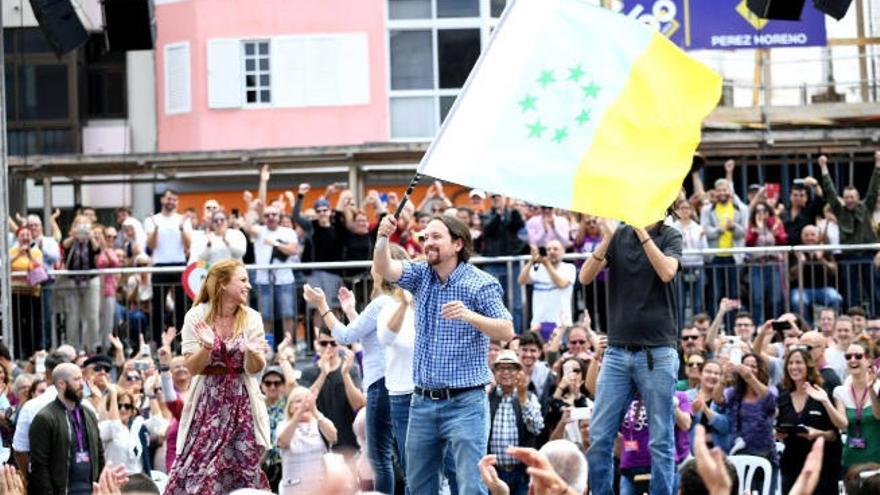 Pablo Iglesias, que cerrará hoy la campaña de Podemos en La Laguna, ondea la bandera de las 7 Estrellas en Las Palmas para el 28A.