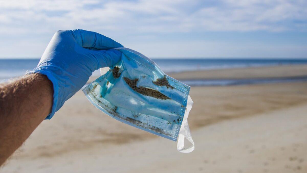 Una sola mascarilla libera 1,5 millones de microplásticos al mar