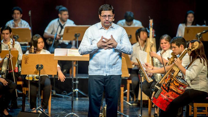 Favio Chávez, creador de la  Orquesta de Instrumentos Reciclados de Cateura