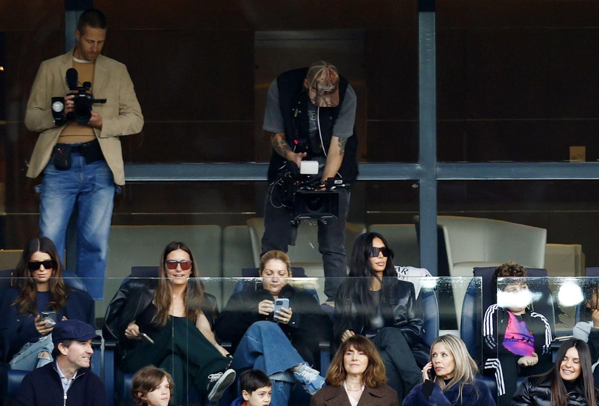 Kim Kardashian asiste al partido de fútbol de la L1 francesa entre el Paris Saint-Germain (PSG) y el Stade Rennais FC en el estadio Parc des Princes de París.