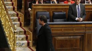 -FOTODELDIA- GRAF2834 MADRID, 21/11/2018.-El portavoz de ERC, Gabriel Rufián ,iz., abandona el hemiciclo tras haber sido expulsado hoy del pleno del Congreso por la presidenta de la Cámara Baja, Ana Pastor, tras ser llamado al orden por tres veces al protagonizar un duro rifirrafe con el ministro de Asuntos Exteriores, Josep Borrell.(d).Entre otras cosas, Rufián ha llamado fascista a Borrell y se ha levantado del escaño en varias ocasiones para interrumpir la intervención del ministro.EFE/Javier Lizón