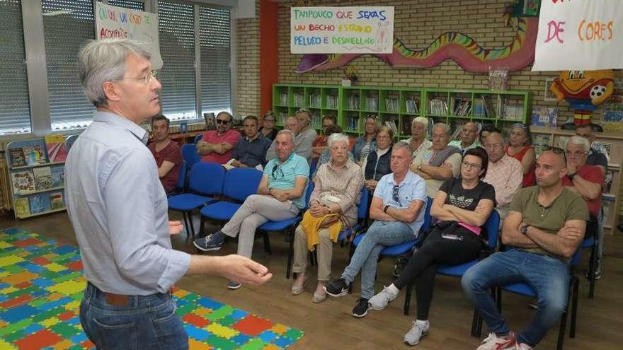 La charla ofrecida por José Cacabelos y Ángeles Domínguez en A Graña.  // Muñiz