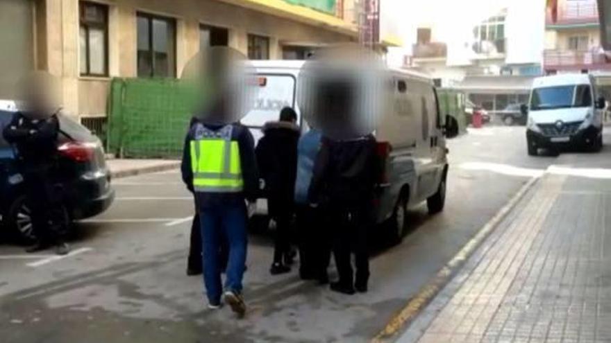 Momento de la detención de los presuntos agresores por la Policía Nacional.